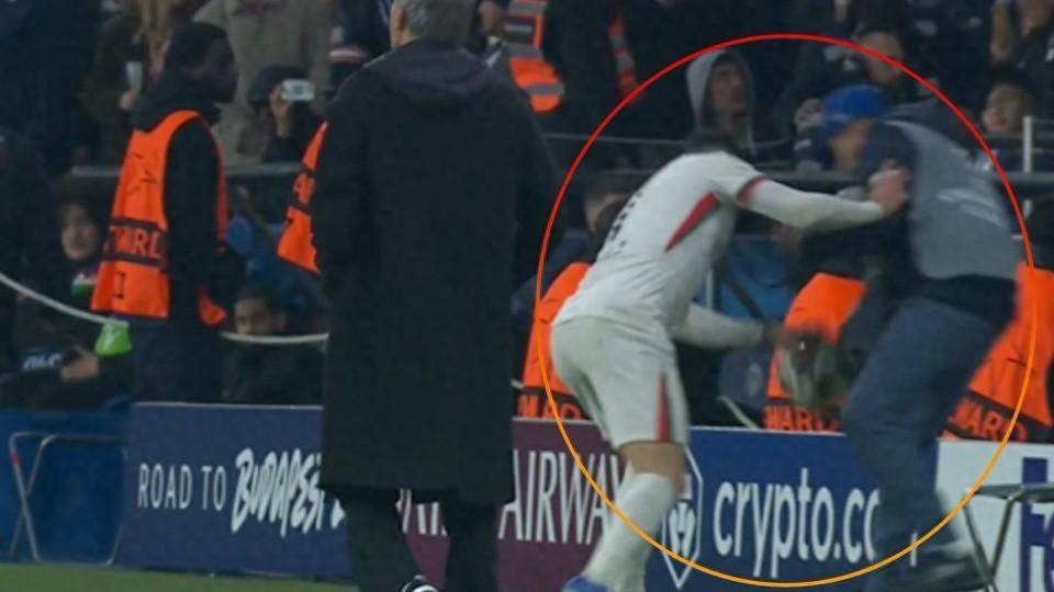 乐鱼体育线上网站-欧冠：切尔西客场2-5惨败巴黎，佩德罗·内托推搡球童引发争议